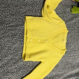 Yellow cropped crewneck with buttons, size medium, very cute and never worn